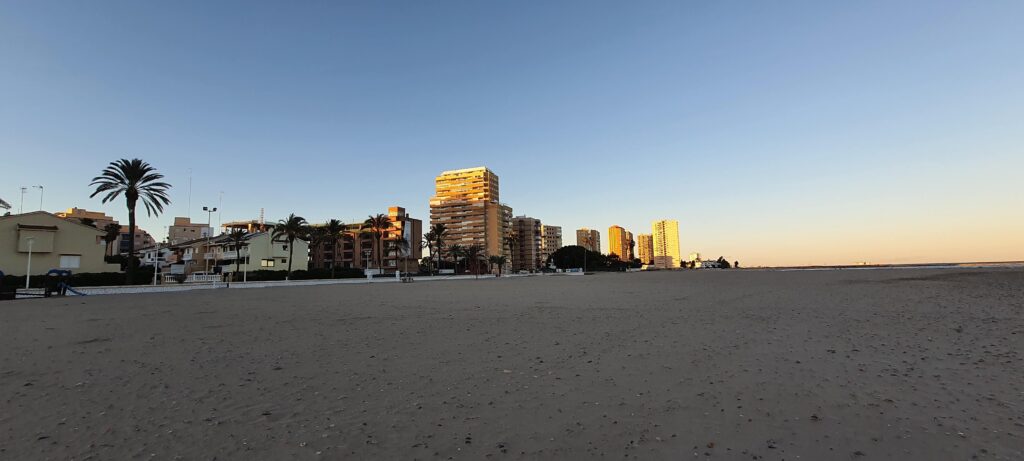 La città di LaPobla de Farnals, in Spagna, vista dalla spiaggia