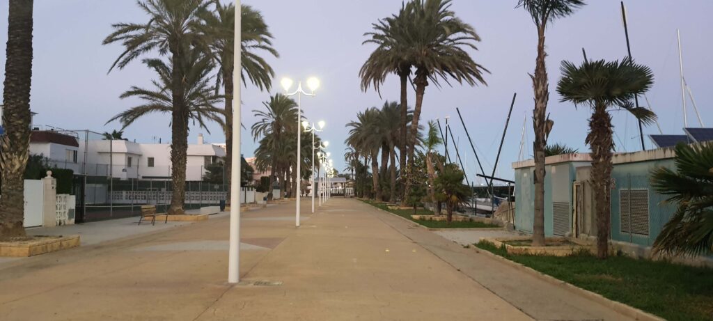 Viale sul lungomare di LaPobla de Farnals, in Spagna