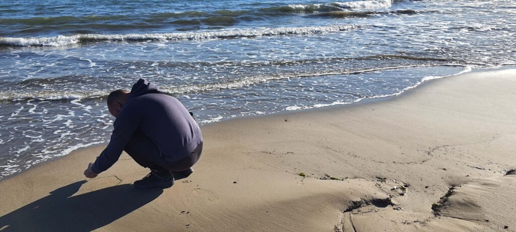 Max fa foto e video in spiaggia a LaPobla de Farnals, in Spagna