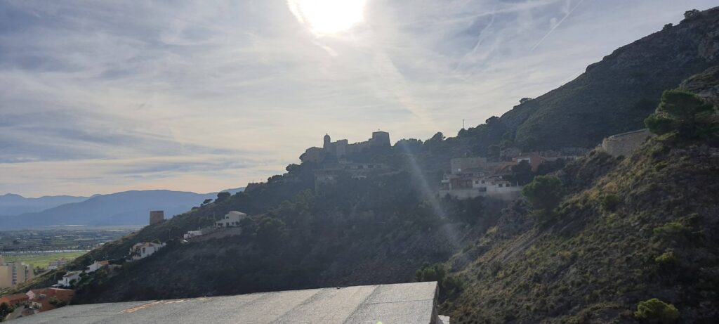 Il Castello/Santuario di Cullera, in Spagna, visto da lontano