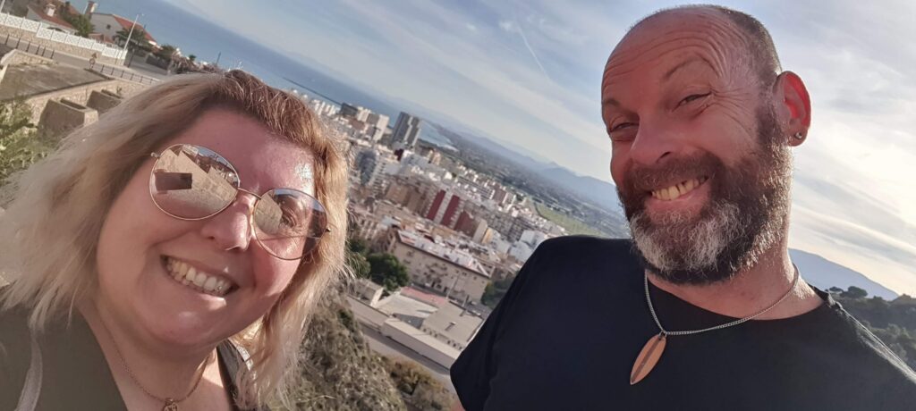 Io e Max sulla strada che sale al Santuario. Dietro di noi Cullera, in Spagna