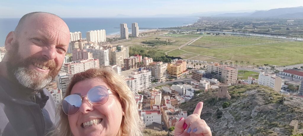 Io e Max sulla strada che sale al Santuario. Dietro di noi Cullera, in Spagna