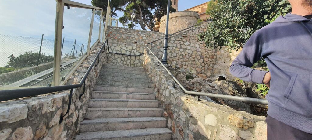 Scalinata che porta al Santuario di Cullera, in Spagna