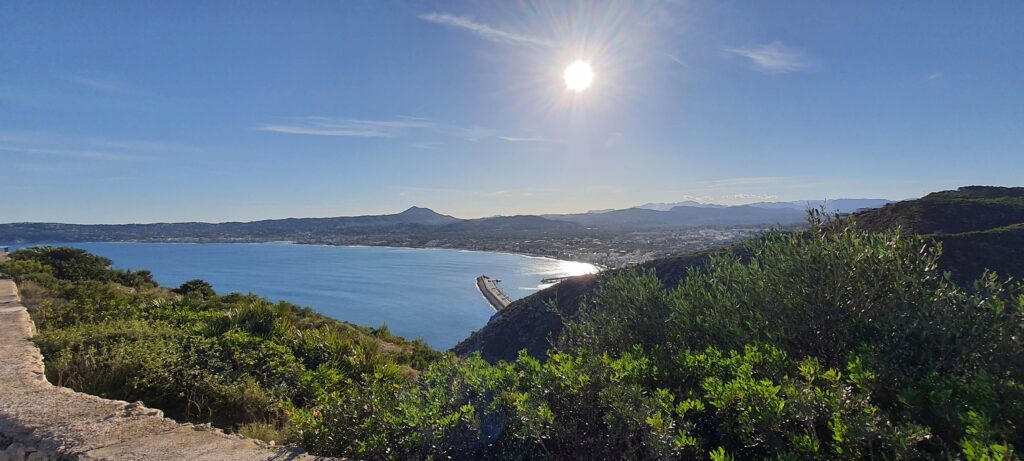 Panorama che si vede dal mirador del Far del Cap de San Antonio, in Spagna. 