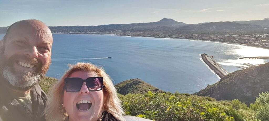 Io e Max. Dietro il panorama che si vede dal mirador del Far del Cap de San Antonio, in Spagna. 