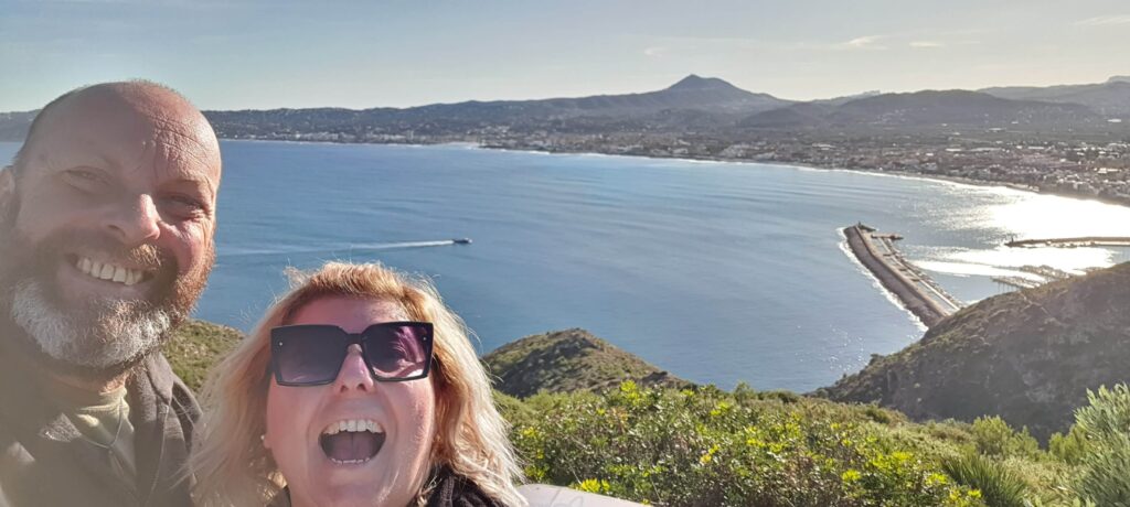 Io e Max. Dietro il panorama che si vede dal mirador del Far del Cap de San Antonio, in Spagna.
