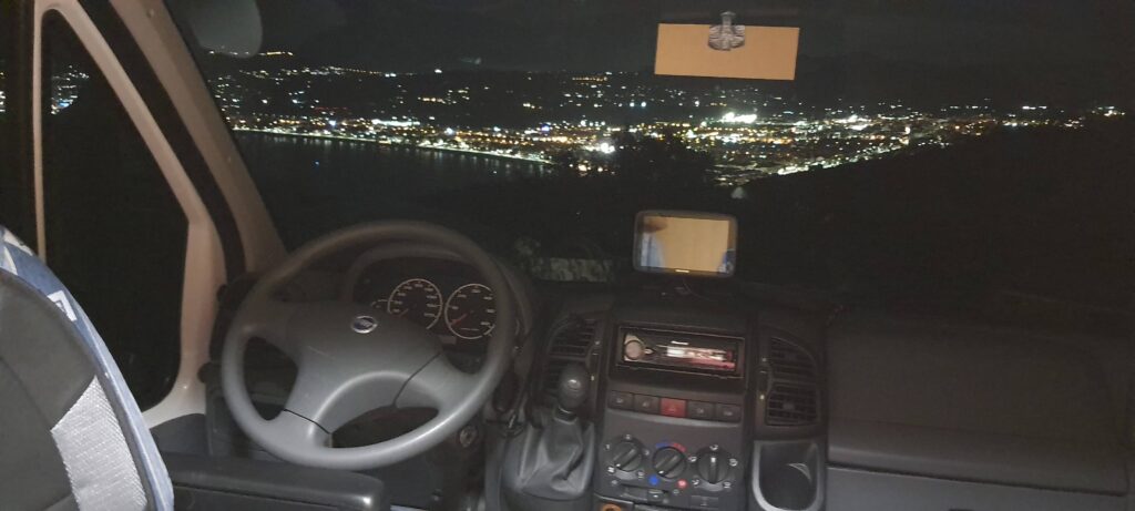 Panorama notturno visto dalla cabina del van al Far del Cap de San Antonio, in Spagna. 