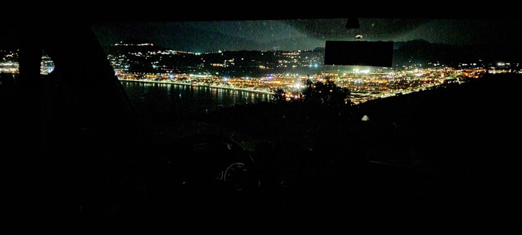 Panorama notturno visto dalla cabina del van al Far del Cap de San Antonio, in Spagna.