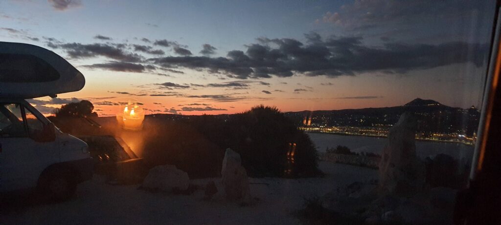Panorama all'alba visto dal parcheggio del Far del Cap de San Antonio, in Spagna.