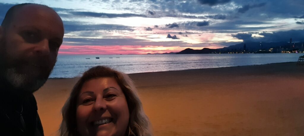 Io e Max al tramonto in spiaggia a Benidorm
