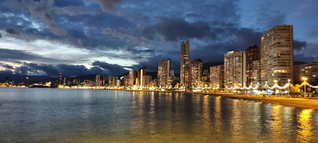 La skyline a Benidorm, in Spagna, al tramonto.