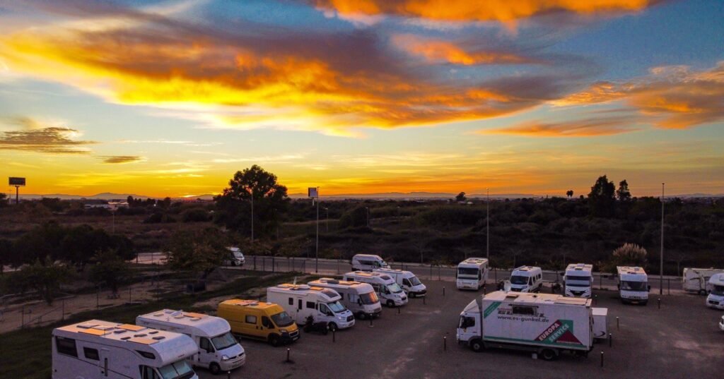 Area sosta di Pobla de Farnals, in Spagna, vista dal drone