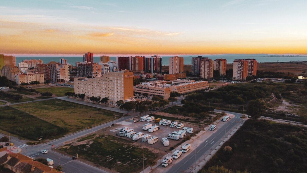 Area sosta di Pobla de Farnals, in Spagna, vista dal drone