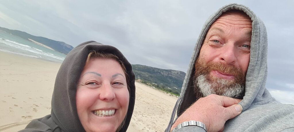 Io e Max sulla spiaggia di Playa de Los Lances, in Spagna.