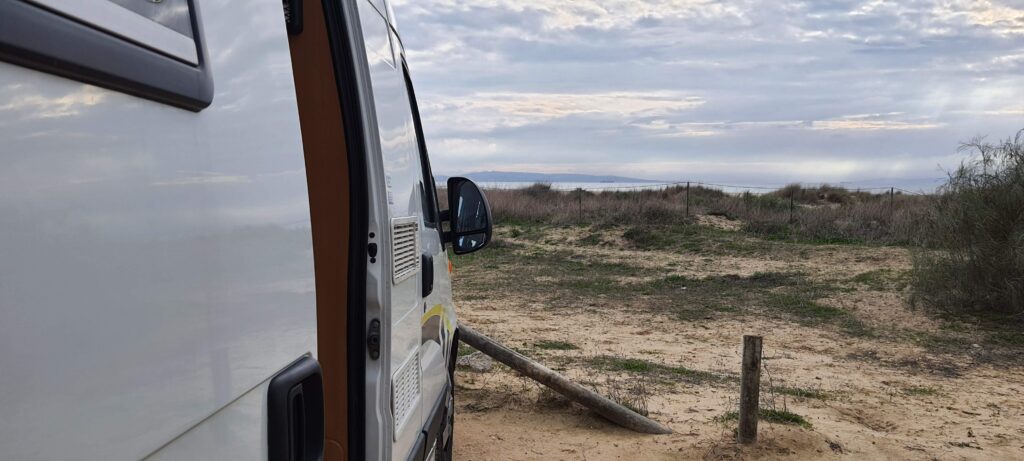 Il van davanti al mare a Playa de Los Lances a Tarifa, in Spagna