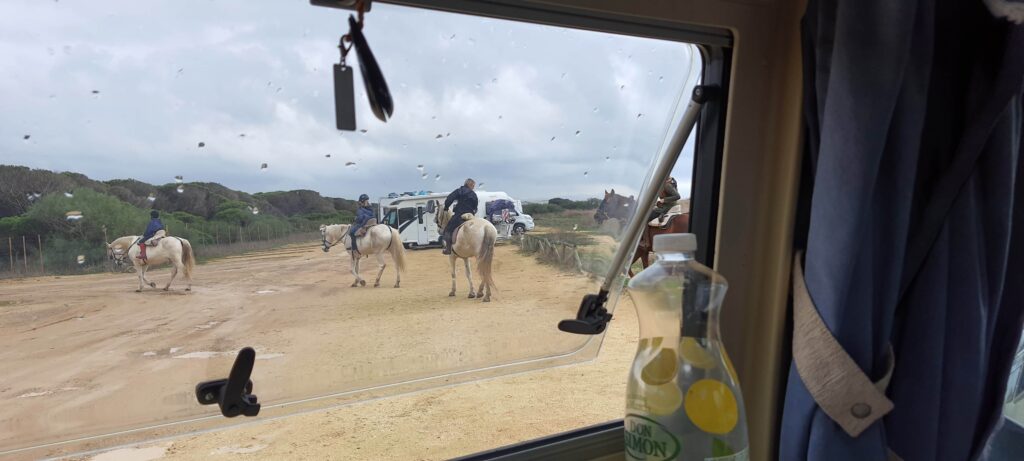 Persone a cavallo a Playa de Los Lances, in Spagna.