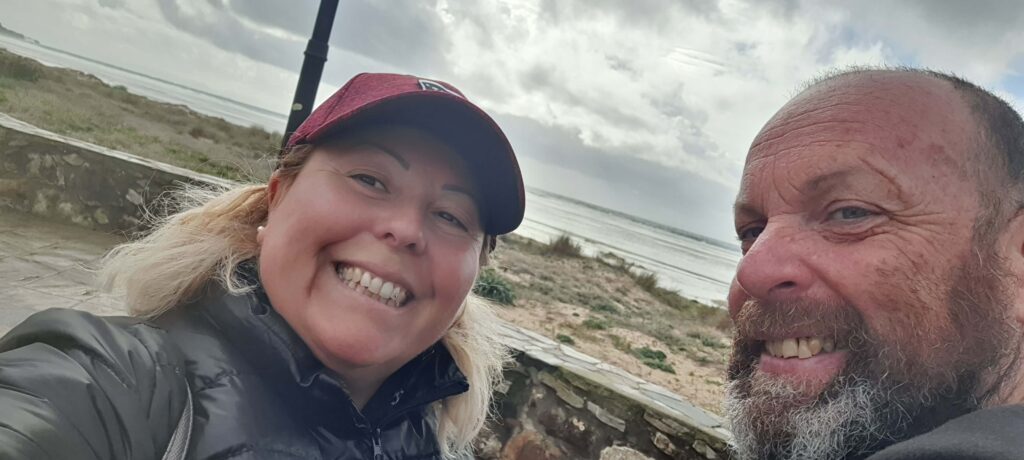 Io e Max sul lungomare di Tarifa, in spagna.