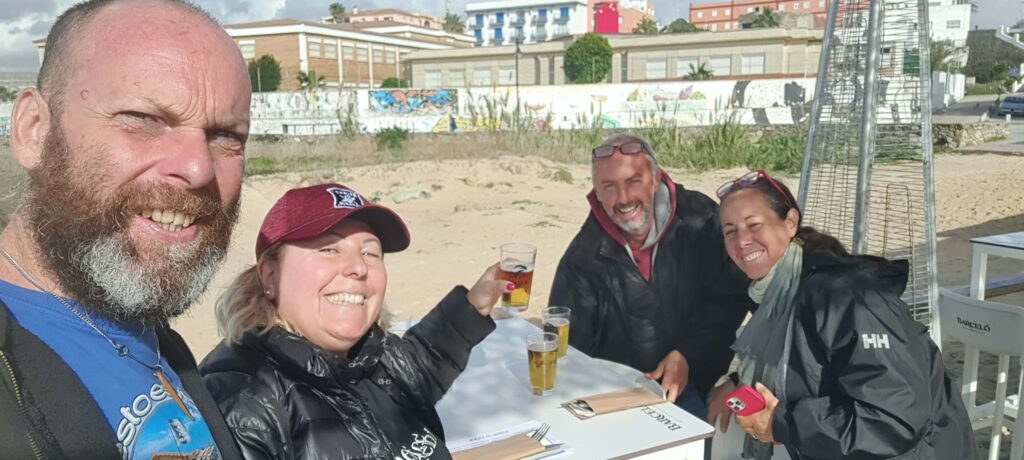 Io, Max Franca e Davide in uno dei locali partecipanti alla Ruta del Iberico a Tarifa, in Spagna.