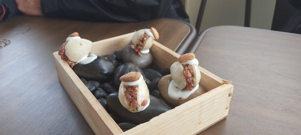 Una delle tapas gourmet della Ruta del Iberico a Tarifa, in Spagna.