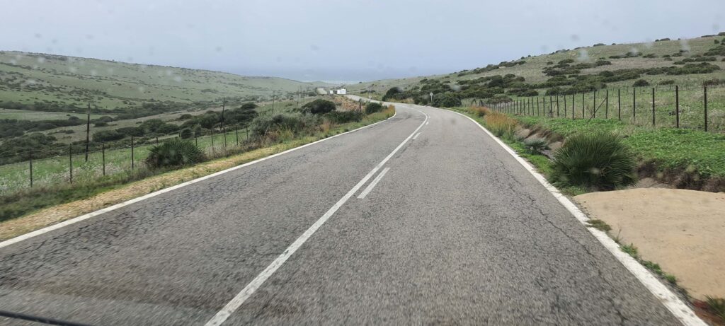 La strada che porta a Bolonia, vicino Tarifa, in Spagna.