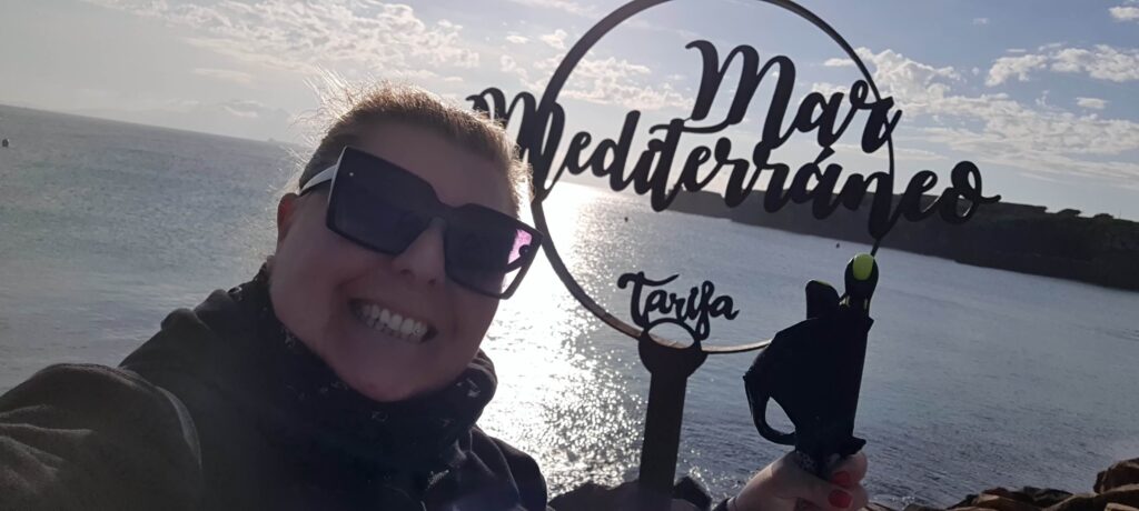 Io sulla passerella di confine tra Mar Mediterraneo e Oceano Atlantico a Tarifa, in Spagna