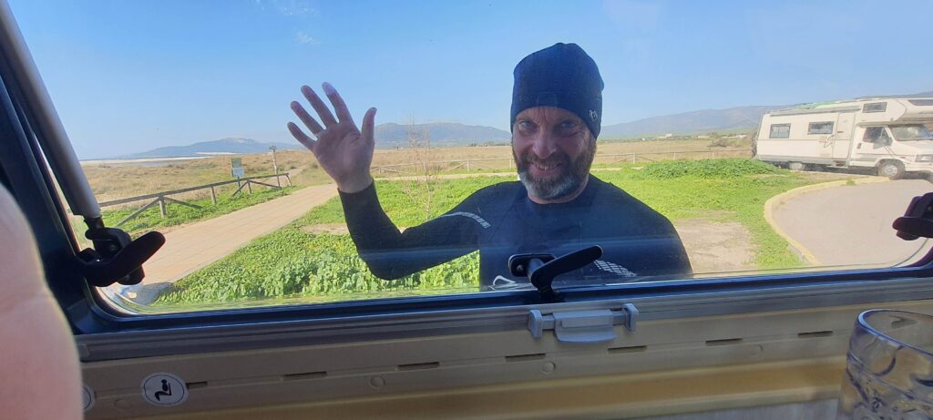 Max pronto per fare kitesurf a Tarifa, in Spagna.