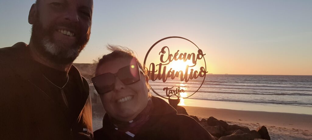Io e Max sulla passerella di confine tra Mar Mediterraneo e Oceano Atlantico a Tarifa, in Spagna