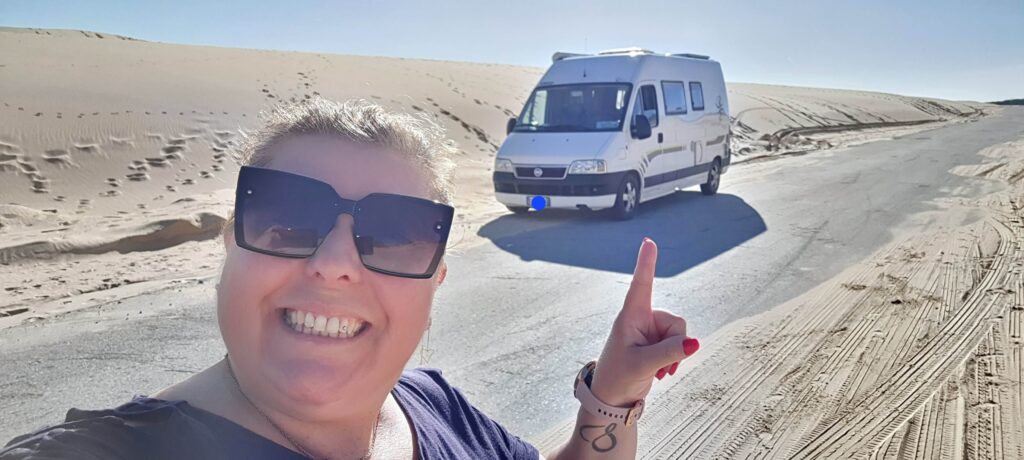 Io e Mulon sulla strada davanti alla duna di Valdevaqueros, a Tarifa, in Spagna.