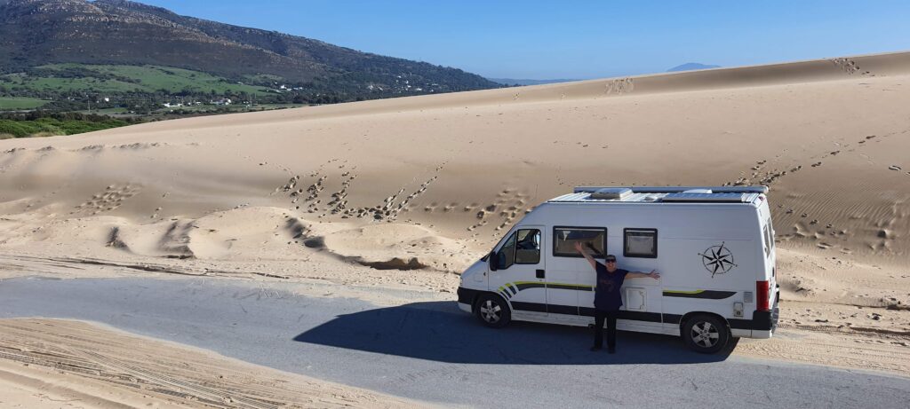 Io e Mulon davanti alla duna di Valdevaqueros, a Tarifa, in Spagna.