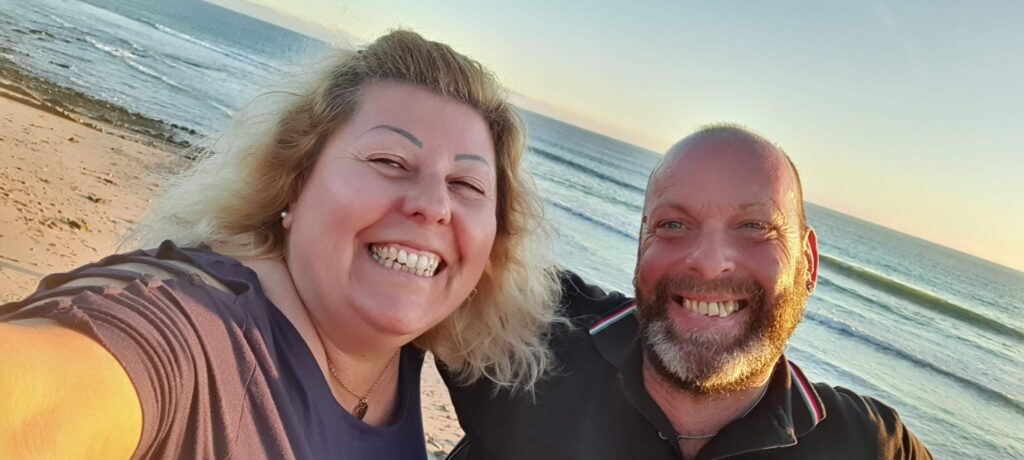 Io e Max in spiaggia a Tarifa, in Spagna.