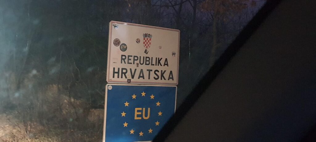 Cartello di confine tra Slovenia e Croazia.