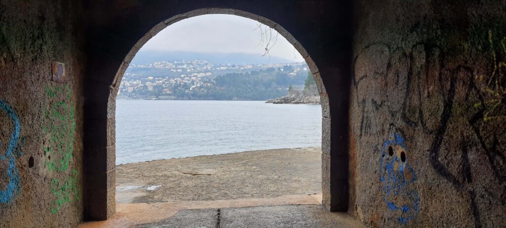 Scorcio da una galleria sul lungomare di Preluk, in Croazia.