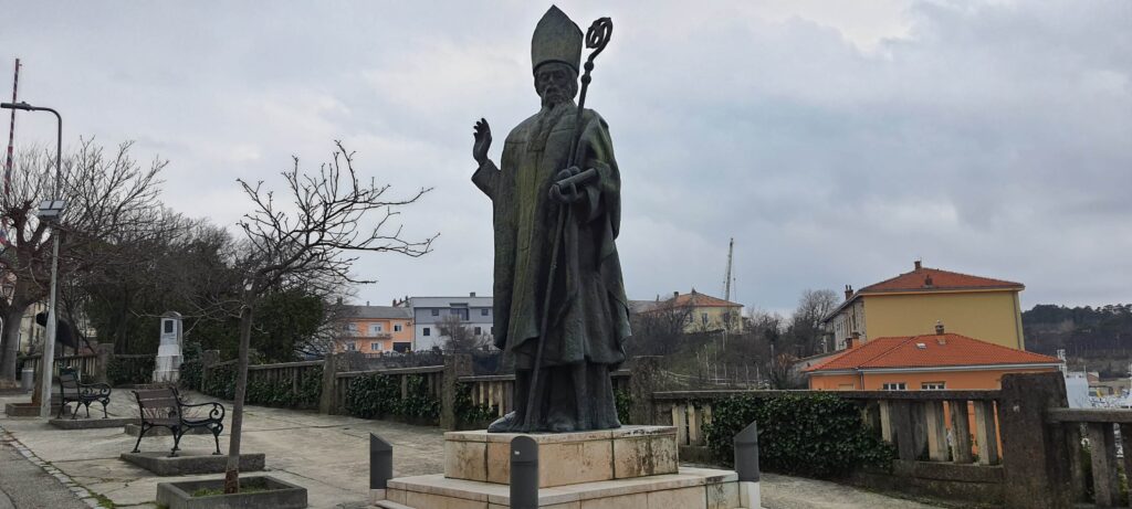 Una statua a Kraljevica.