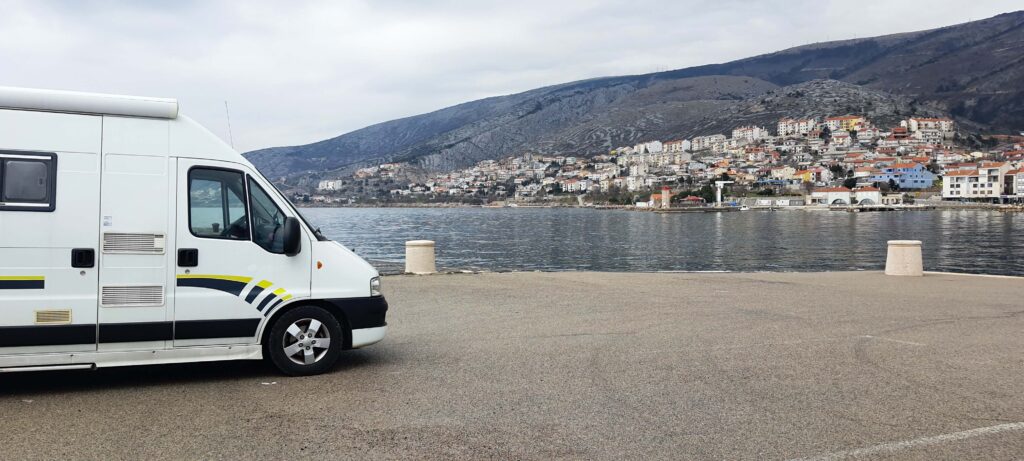 Il van posteggiato a Segna