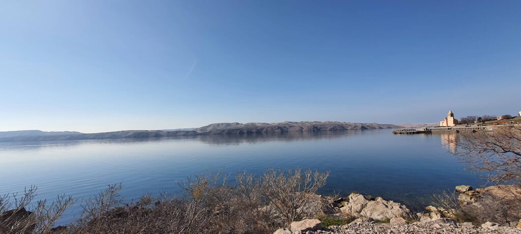 Panorama a Karlobag.