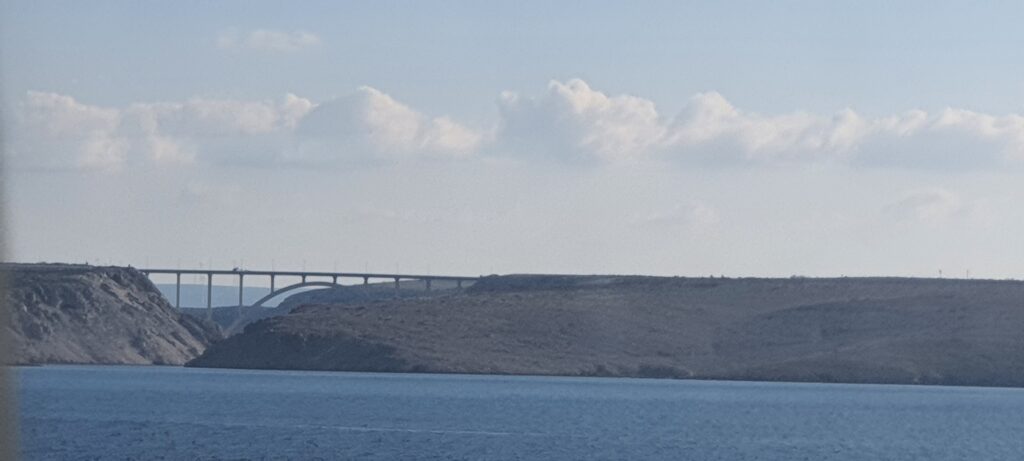 Il ponte Maslenički visto dal parcheggio, in Croazia. 