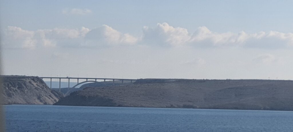 Il ponte Maslenički visto dal parcheggio, in Croazia.