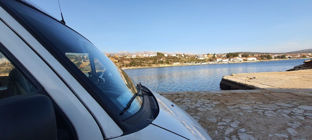 Vista dal parcheggio a Maslenica