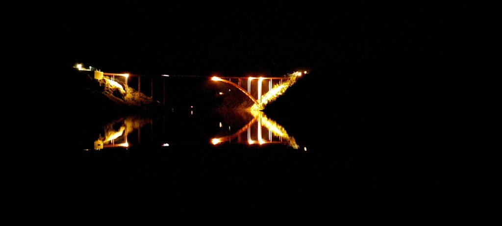 Il ponte Maslenički di sera, in Croazia.