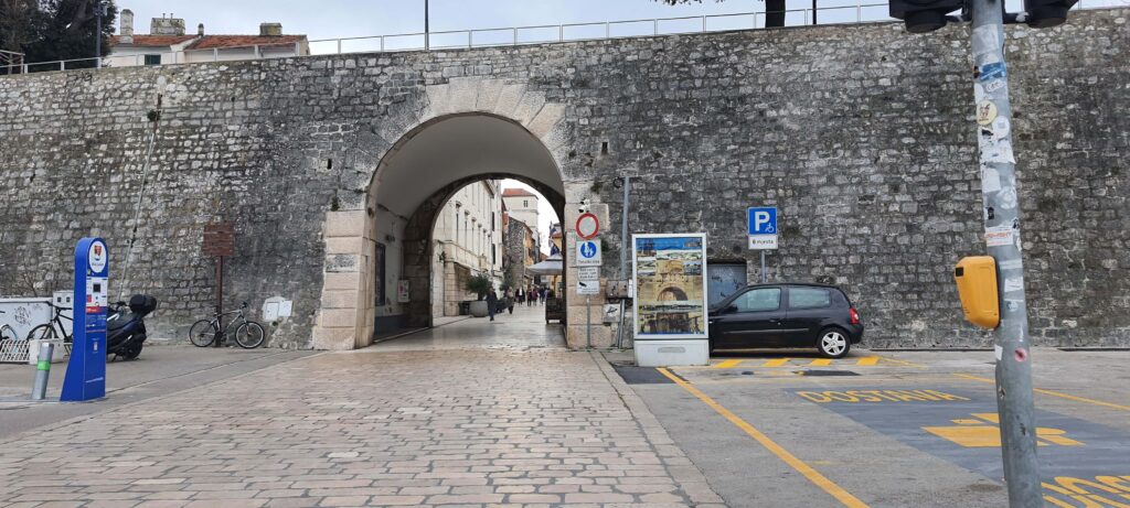 Scorcio con le antiche mura a Zara.