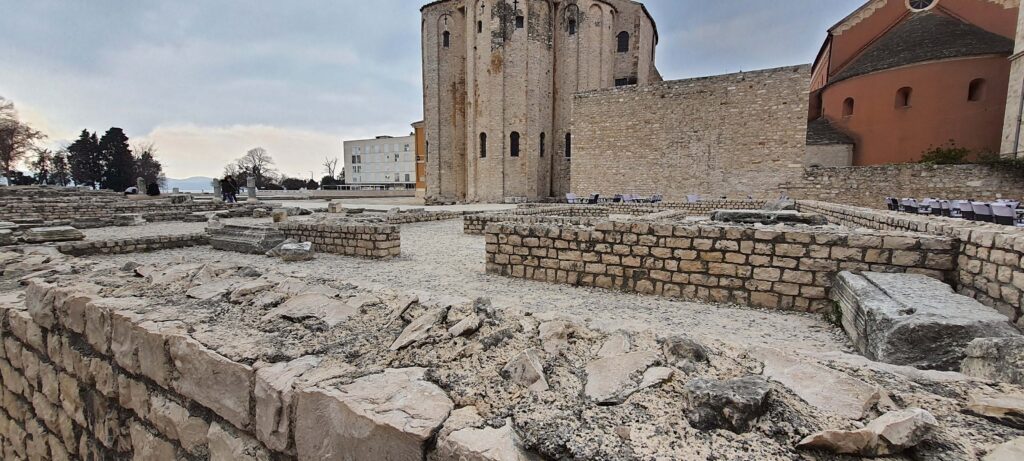 Il Foro Romano e sullo sfondo la Chiesa di San Donato, a Zara, in Croazia.