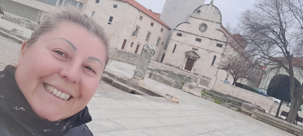 Io e alle mie spalle la Chiesa di Santa Maria.