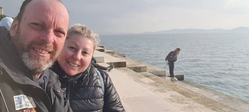 Io e Max e alle nostre spalle l'organo marino di Zara.