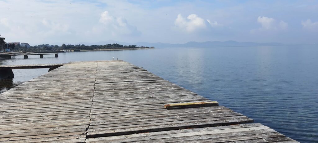 Passerella in spiaggia davanti al campeggio.