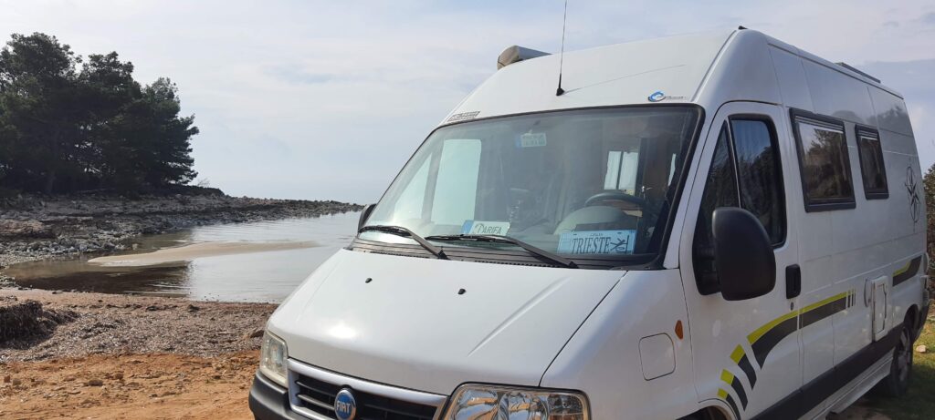 Mulon parcheggiato in una baia sull'isola di Vir.