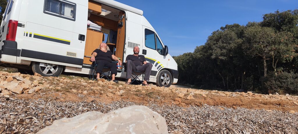 Io e Max fuori dal van a prendere il sole.