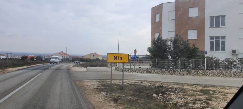 Cartello stradale all'ingresso di Nona, in Croazia. 