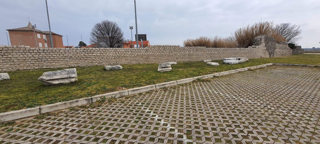 Resti romani di fronte al parcheggio