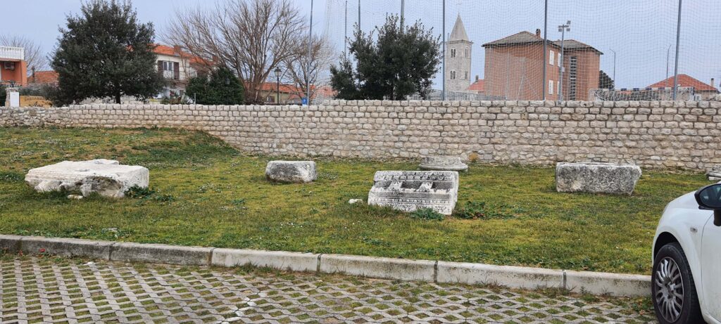 Resti romani di fronte al parcheggio.