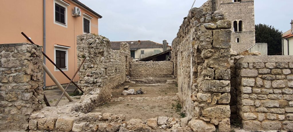 Scorcio di una via di Nona.